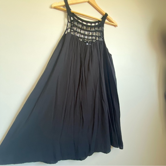 BB Dakota black dress. Medium. Double-lined. Crochet neckline. Flowy. - Picture 3 of 5